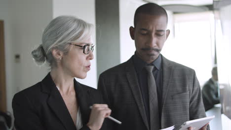 consultor explicando gráficos financieros al cliente