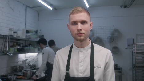 chef en una cocina comercial