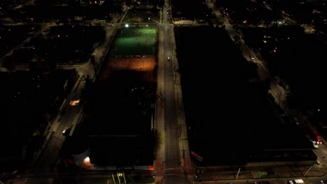 vista aérea grupo de personas jugando fútbol en el barrio de clase media en la noche, santiago