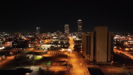 Little-Rock,-El-Horizonte-Del-Centro-De-Arkansas-Por-La-Noche-Con-Video-De-Drones-Subiendo