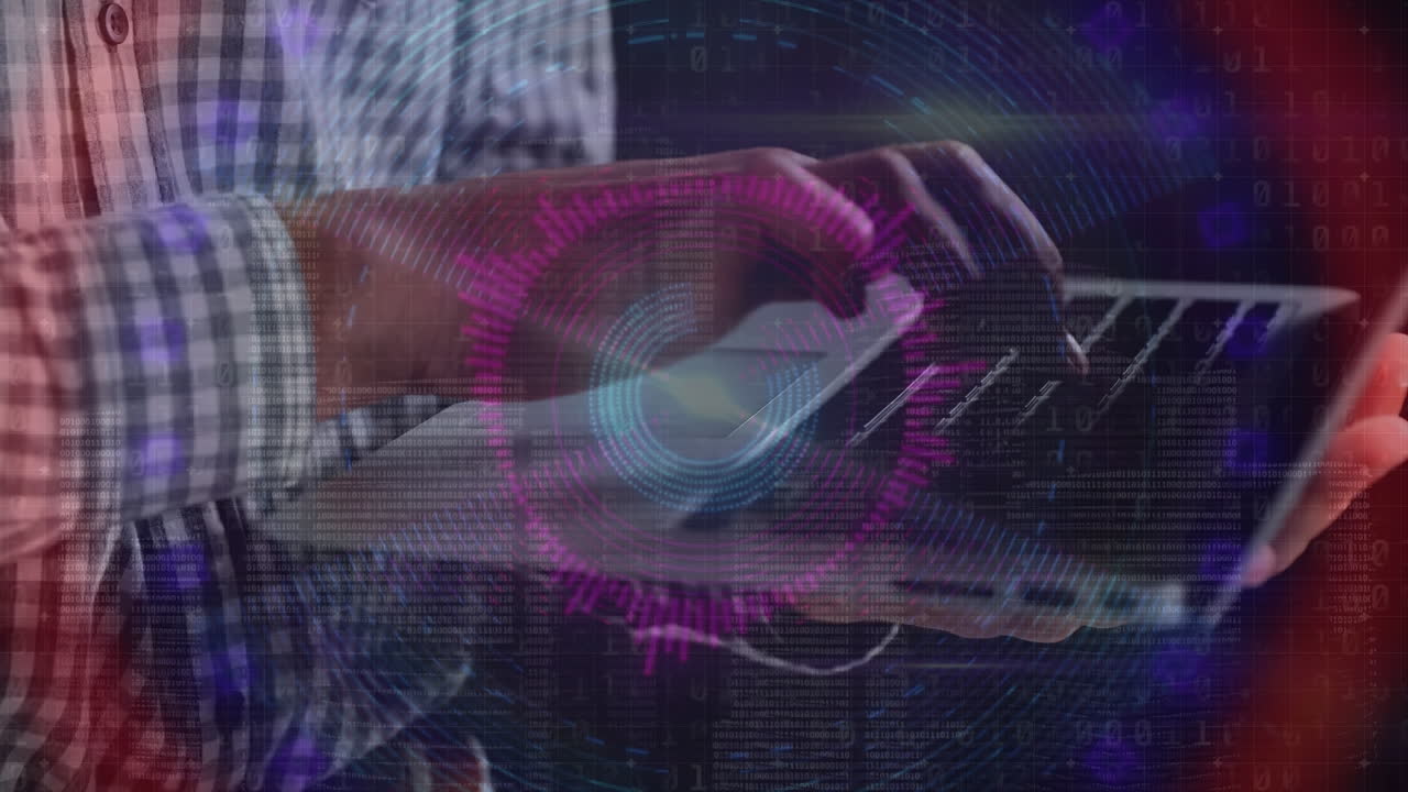 animación del procesamiento de datos sobre las manos de un hombre caucásico usando una computadora portátil