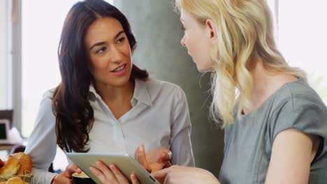 Frauen-Interagieren-Miteinander,-Während-Sie-Ein-Digitales-Tablet-Nutzen