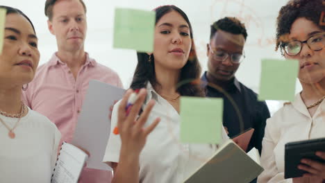 sesión de tormenta de ideas de equipo diversa