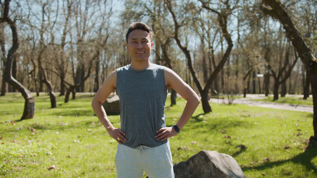 hombre de pie en el bosque