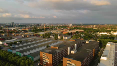 Estructuras-De-Construcción-En-La-Zona-Industrial-Durante-El-Día-Nublado-En-Bremen,-Alemania