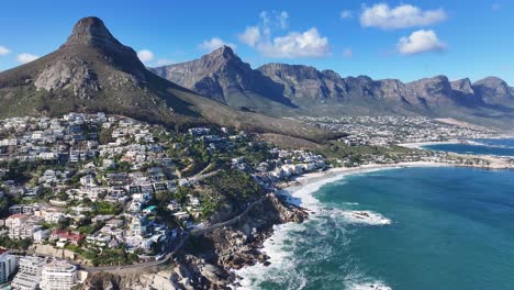 camps bay beach en la ciudad de cabo en el cabo occidental de sudáfrica