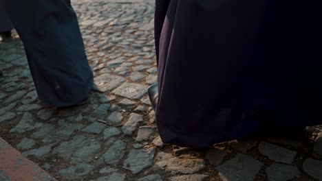 Katholische-Menschen-In-Lila-Gewändern-Während-Der-Traditionellen-Prozessionen-Am-Ostersonntag-In-Antigua,-Guatemala