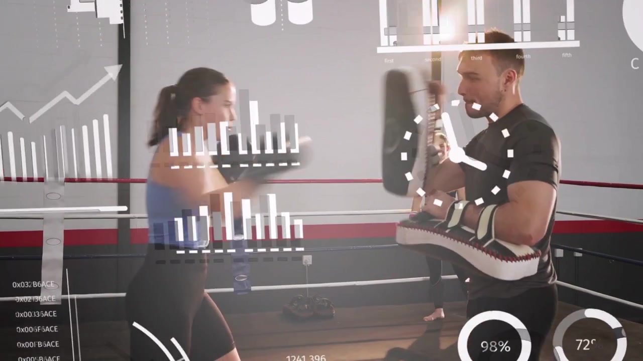 Boxeadora dando pasos, lanzando jabs mientras el entrenador guía las manoplas, con barras de datos rastreando el entrenamiento de boxeo
