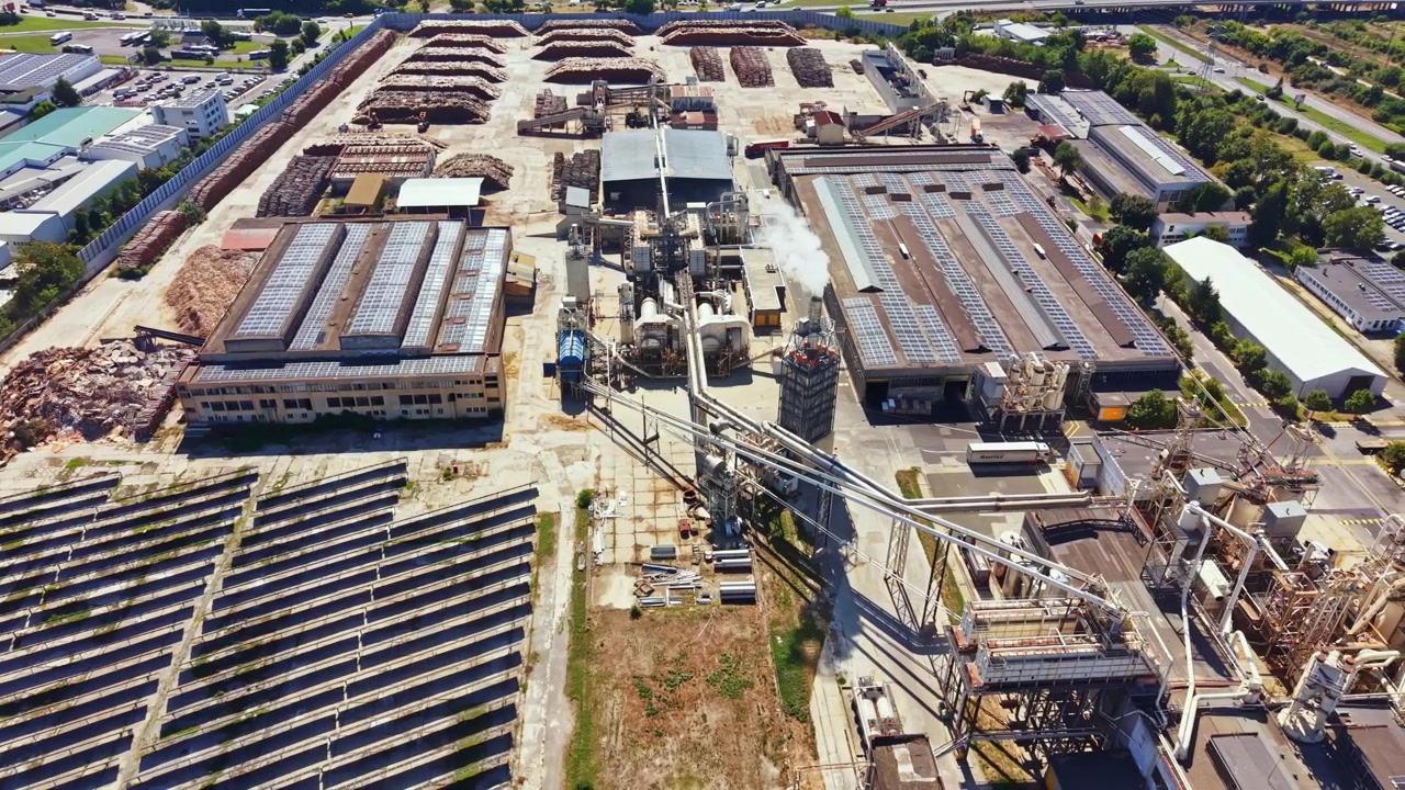 Vista di un grande sito industriale con pannelli solari ed edifici durante il giorno