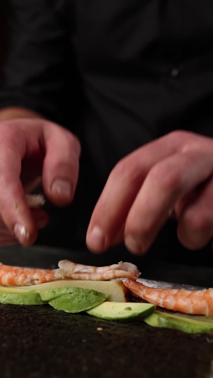 el chef de sushi preparando un rollo