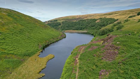 Imágenes-Aéreas-De-Drones-Paisajísticos-De-Los-Páramos-De-Los-Valles-De-La-Campiña-De-Yorkshire-Y-El-Agua-Del-Embalse