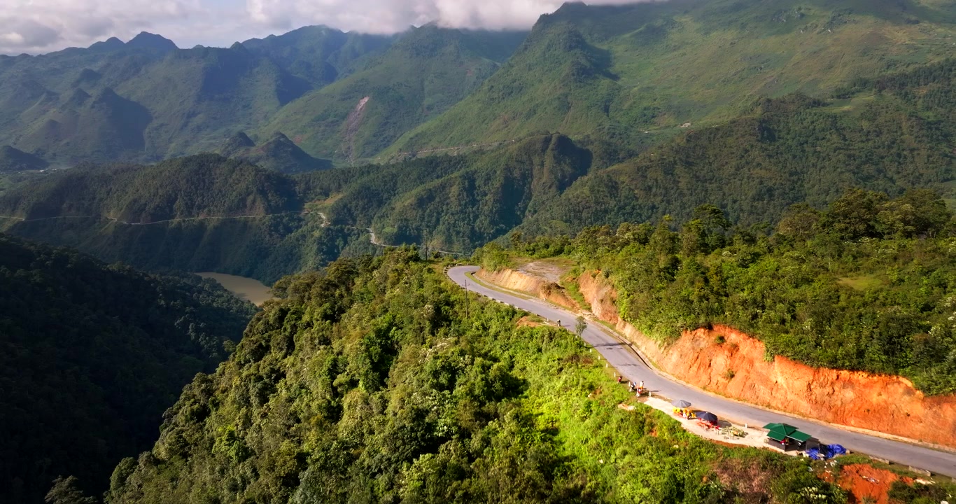 Titik pandang jalur Ha Giang, pegunungan liar, pemandangan menakjubkan, Vietnam. Maju dari udara.