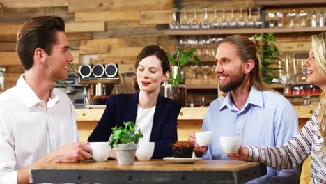 amigos tomando café en una cafetería