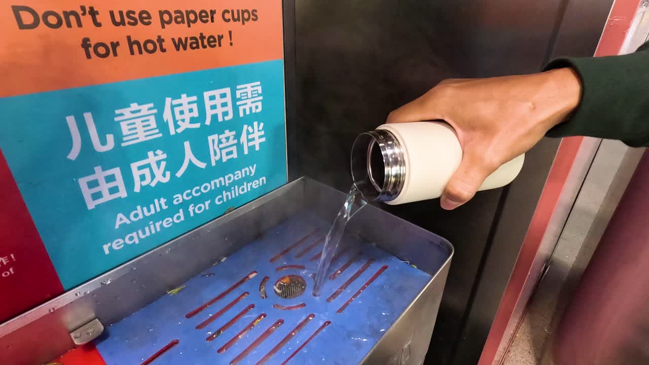 공공 디스펜서에서 스테인리스 스 물 병을 다시 채우는 것