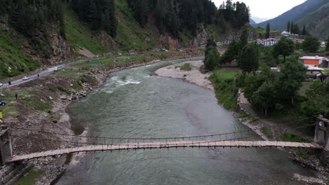 昆哈爾河上的空中懸吊橋,納蘭卡根山谷,巴基斯坦