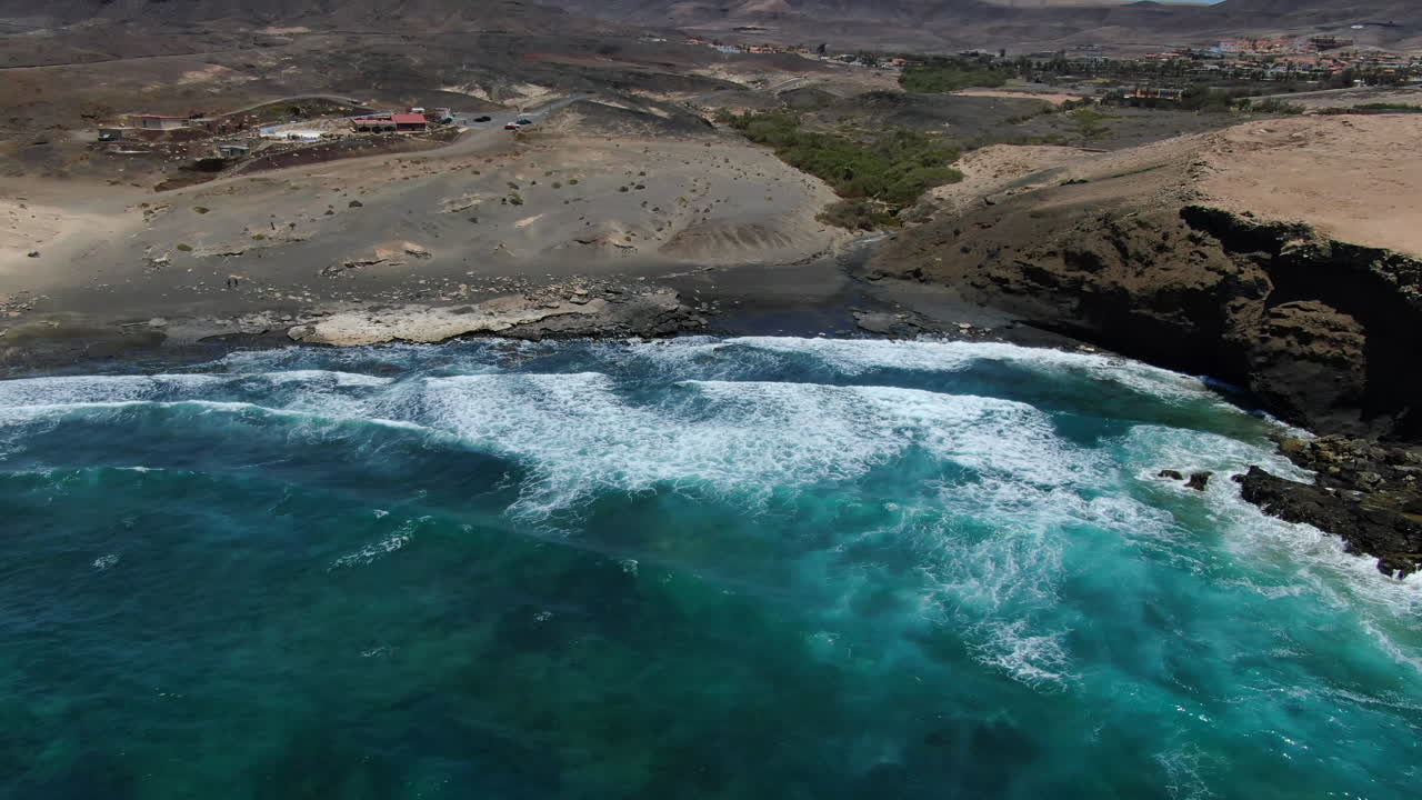 la playa pared, fuerteventura: vista aérea viajando a la fantástica playa en un día soleado
