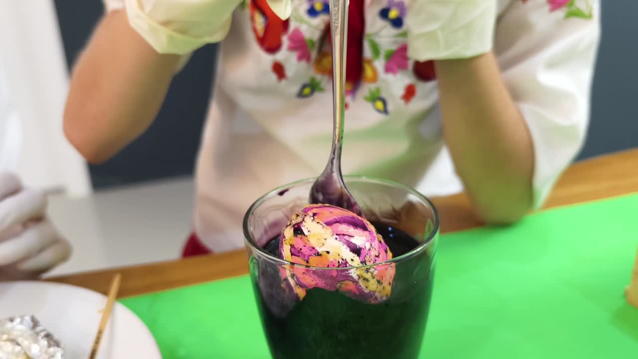 niño teñido huevos de pascua