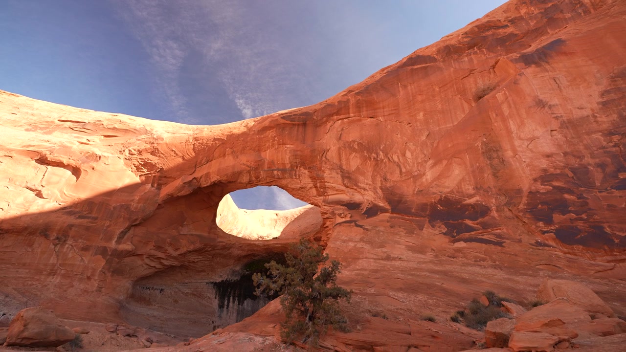 Arco Pinto, formazione rocciosa naturale in arenaria e punto panoramico per escursioni vicino a Moab, Utah, USA. Ampia vista.