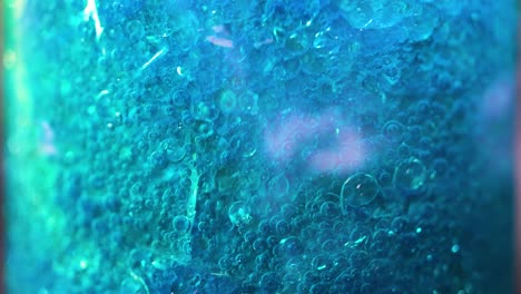 líquido burbujeante en un vibrante experimento científico