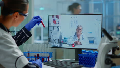 médico médico que ofrece consejos médicos en línea a estudiantes de química usando pc