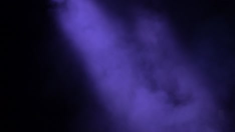 columnas de humo con colores enfocados en el escenario en un concierto de espectáculo
