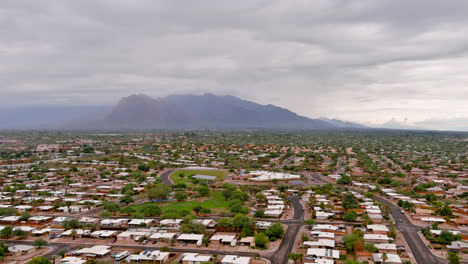 Toma-De-Drones-De-Tucson-Arizona-Con-Una-Ligera-Capa-De-Nubes-Y-Montañas-En-La-Distancia