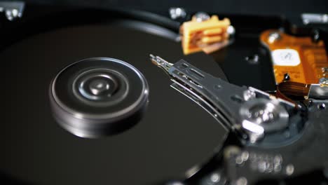 unidad de disco duro en el interior. estructura de hdd, plato giratorio. mover la cabeza magnética
