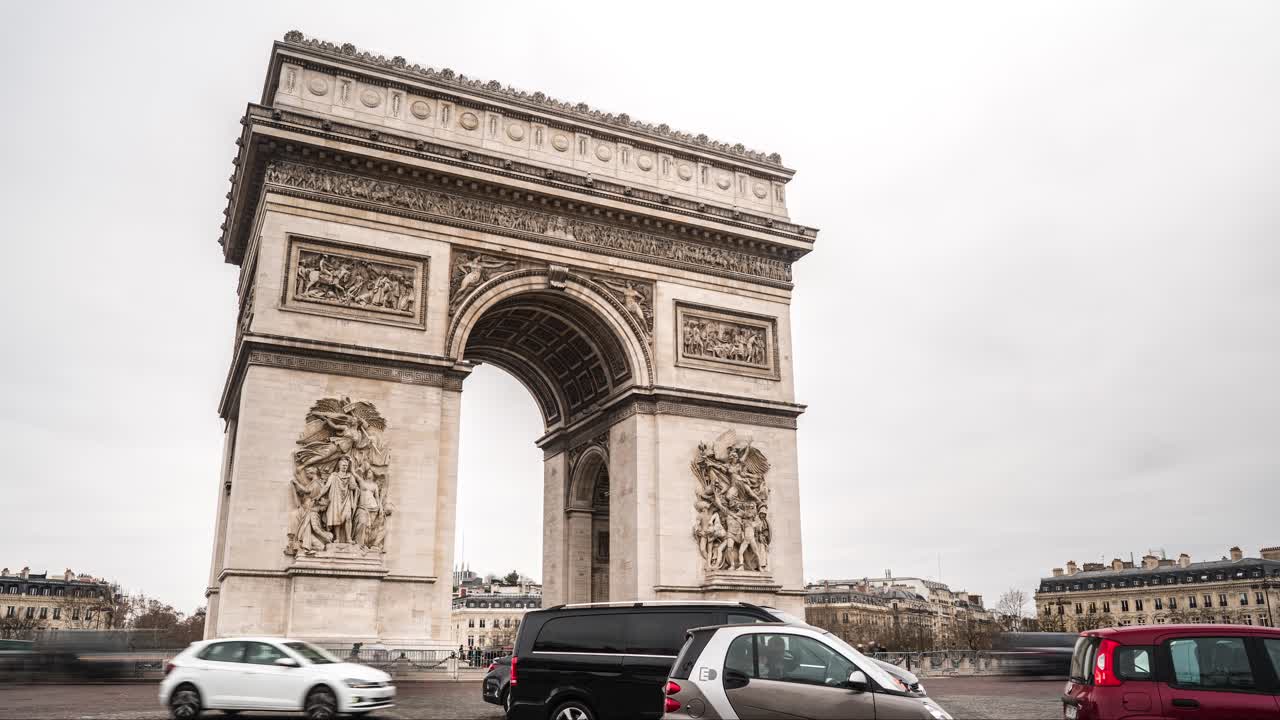 lapso de tiempo con un zoom lento del arco del triunfo en parís, francia