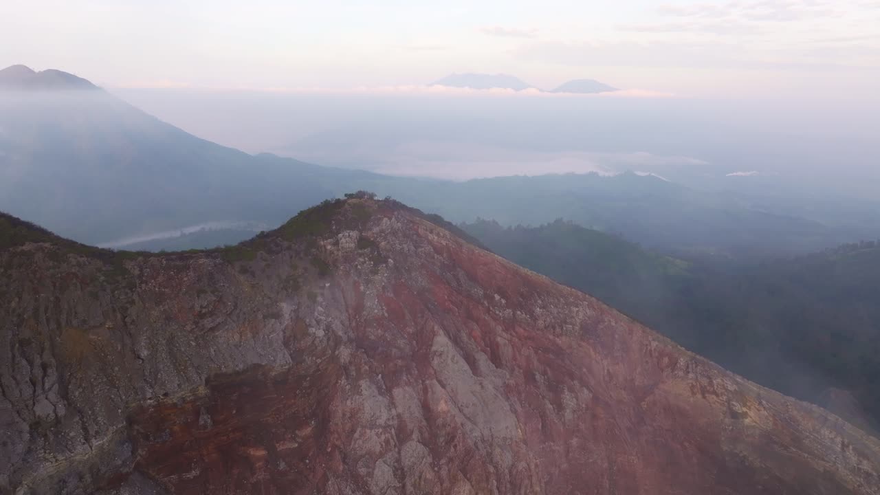 Danau Kawah Ijen yang Diselimuti Kabut Bersinar saat Matahari Terbit, Jawa, Indonesia
