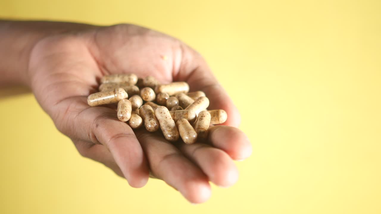 un puñado de cápsulas marrones