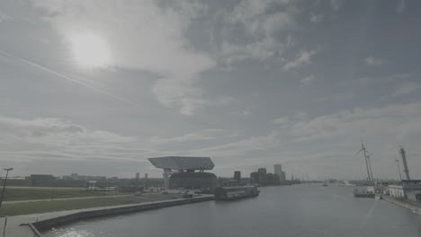 Großer-Zeitraffer-Auf-Einer-Brücke-über-Den-Hafen-Und-Die-Schelde-In-Antwerpen-Mit-Blick-Auf-Die-Industrie-Und-Das-Havenhuis-An-Einem-Sonnigen-Und-Bewölkten-Tagesprotokoll