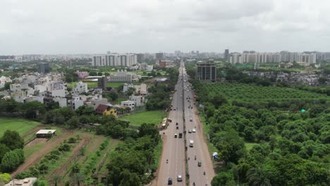 there are many vehicles on the connecting highway of the urban city