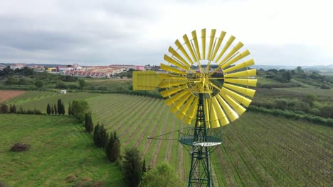 Windmühle-In-Einer-Grünen-Landschaft