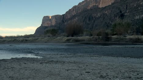 Río-Que-Fluye-En-El-Paisaje-Del-Acantilado-Del-Cañón-Del-Parque-Nacional-Big-Bend-Al-Atardecer