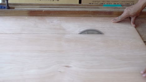 corte de madera o contrachapado en taller de carpintería con sierra circular de mesa.