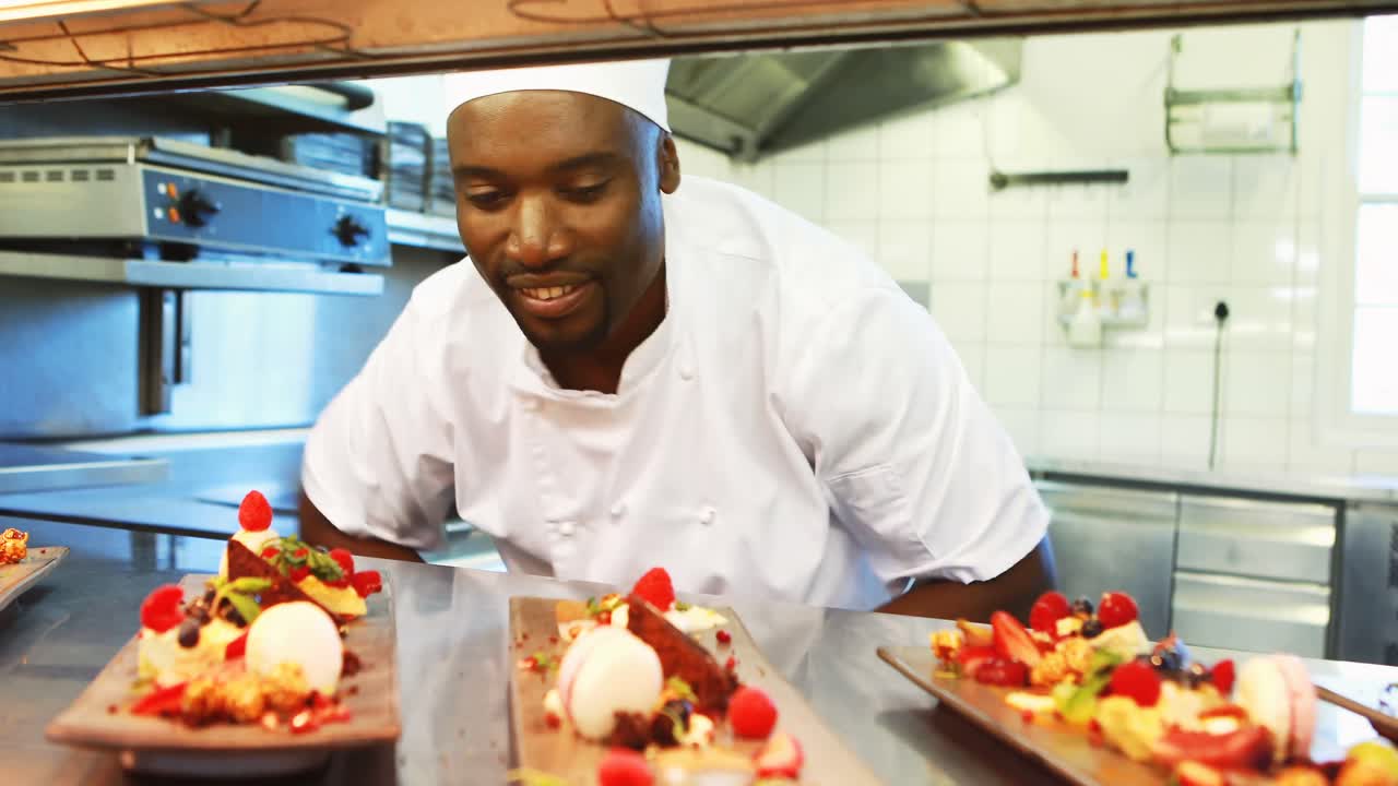 chef preparando postre en la estación de pedidos
