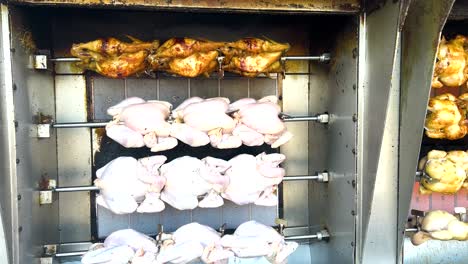 pollos asados en una rostera en tailandia