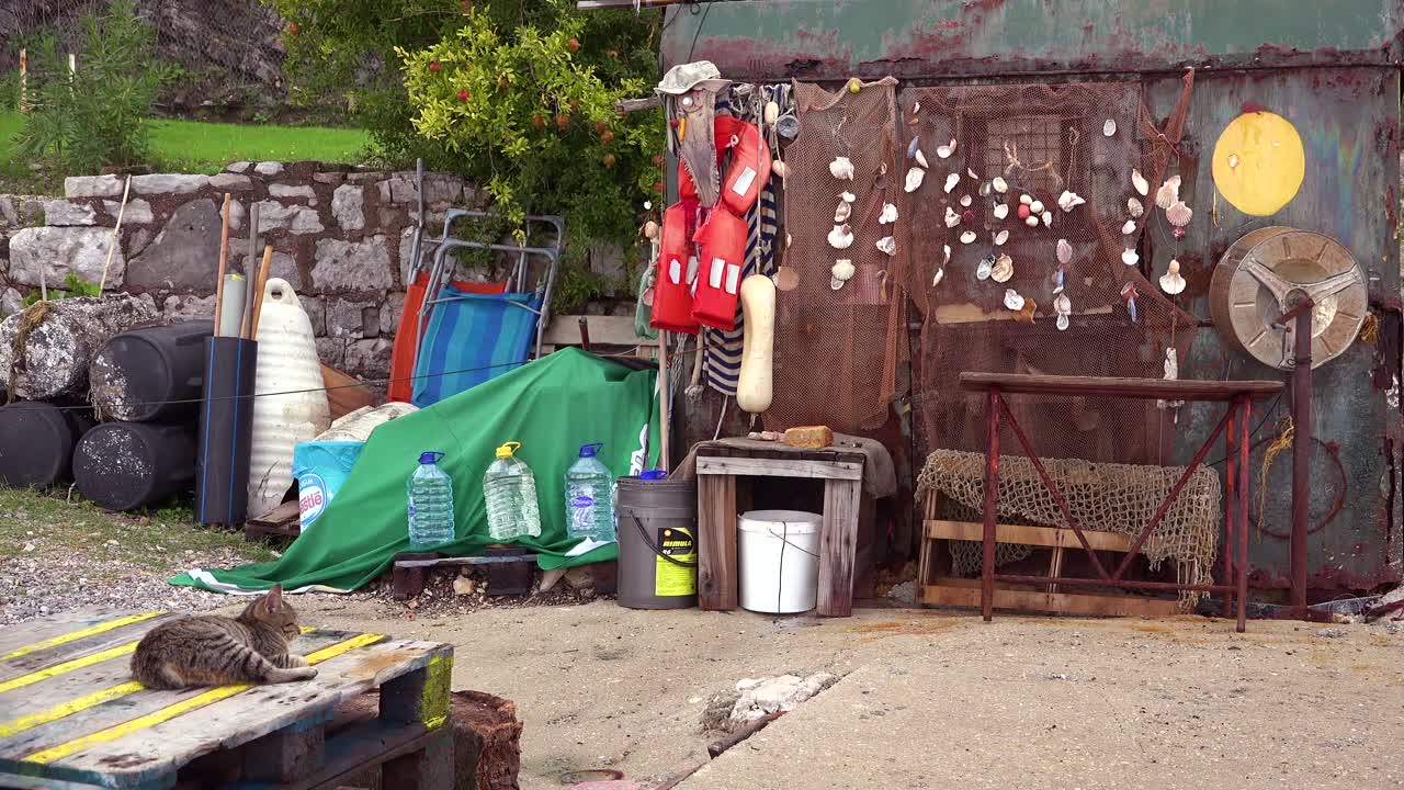 Equipo de pesca yace en el muelle de Montenegro