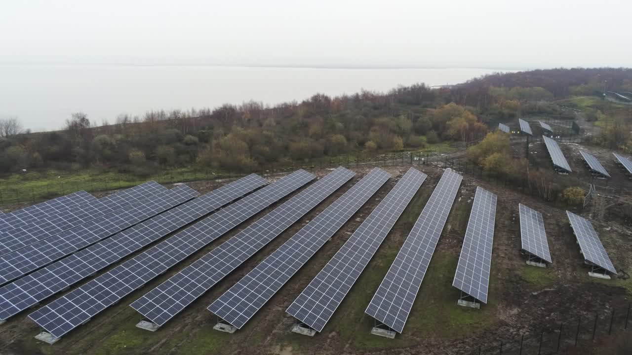 солнечные батареи ряды воздушный вид туманный осенний лес сельская местность орбита прямо низкий