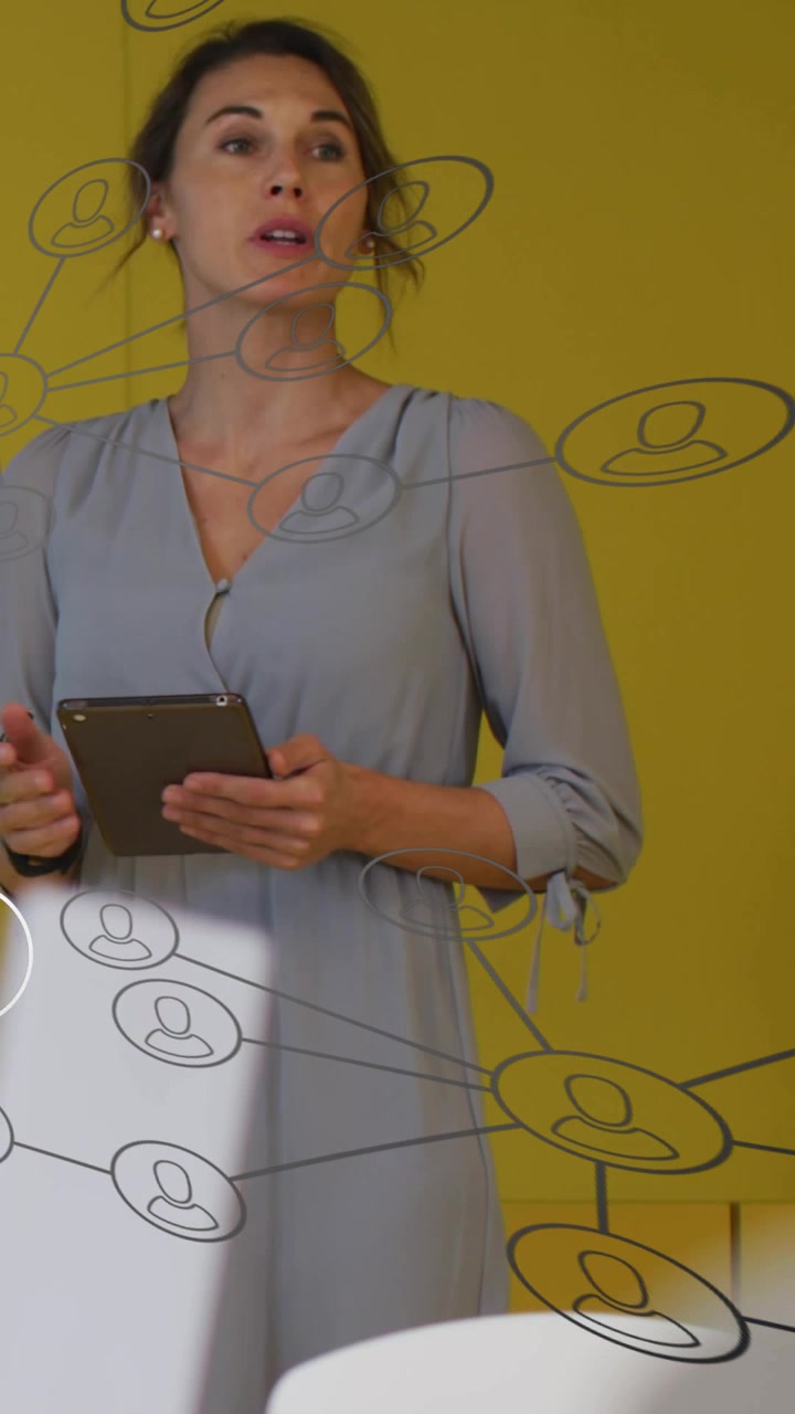 Video verticale: Presentatore che entra da sinistra, tenendo un tablet e con una sovrapposizione a rete color senape, per il business.