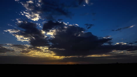 nubes flotantes masivas que ensombrecen el sol poniente que brilla a través