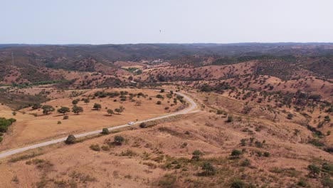 Luftpanorama-Einer-Abgelegenen-Straße-In-Der-Landschaft-Von-Alentejo,-Portugal