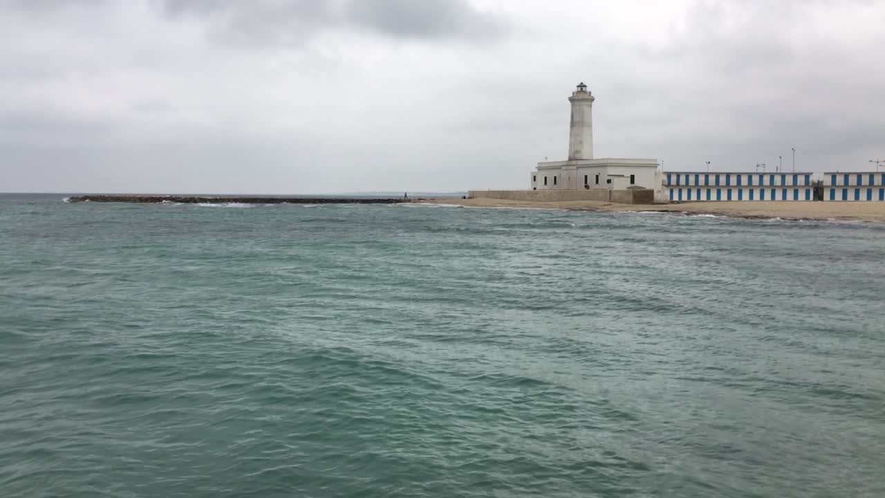 paisaje con faro en san cataldo cerca de lecce, italia en tiempo nublado fuera de temporada