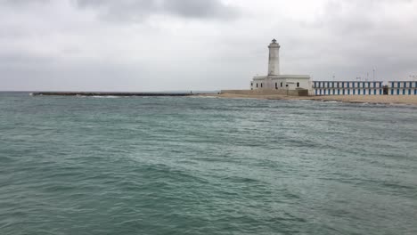 Paisaje-Con-Faro-En-San-Cataldo-Cerca-De-Lecce,-Italia-En-Tiempo-Nublado-Fuera-De-Temporada