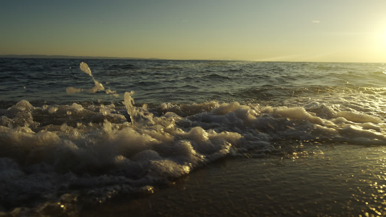 закат пляжных волн