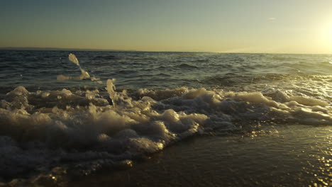 las olas de la playa al atardecer