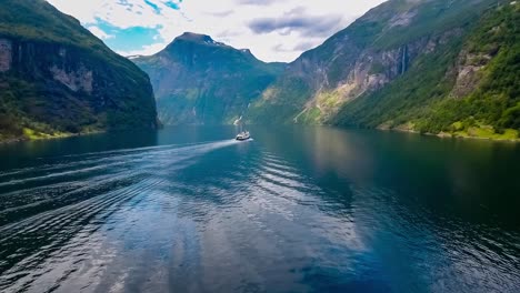 ferry en el fiordo de geiranger, la hermosa naturaleza de noruega.