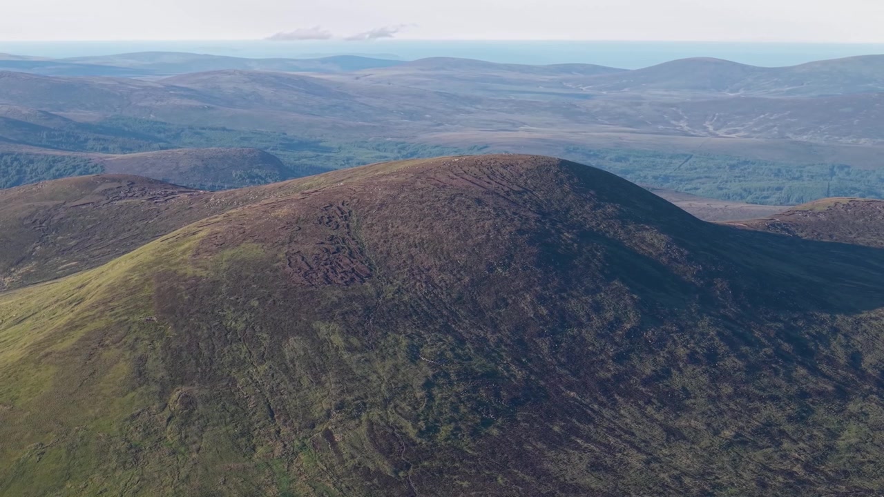 Tonelagee Dağı ve Wicklow Dağları'nın geniş hava görüntüsü, Wicklow Kontluğu, İrlanda