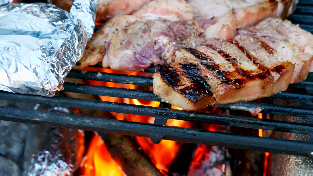 오래된 바비큐 세트에서 캠핑하는 동안 밖에서 구운 한국 바비큐 파티 캠핑을 위해 밖에서 바비큐 그릴에 한국 삼겹살 요리