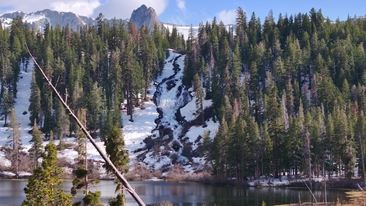 Flyfoto av Twin Lakes i Mammoth Lakes, California, som reflekterer de omkringliggende eviggrønne furutrærne og ruvende fjellsidene